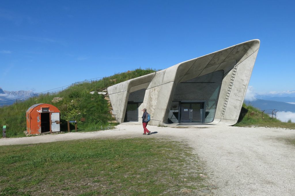 Nous "visitons" d'abord l'extérieur du musée