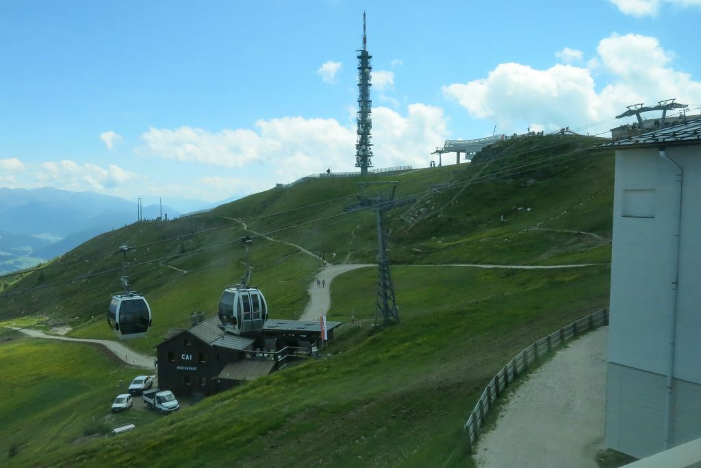 Non, non, la télécabine n'est pas posée sur le vieux refuge CAI !