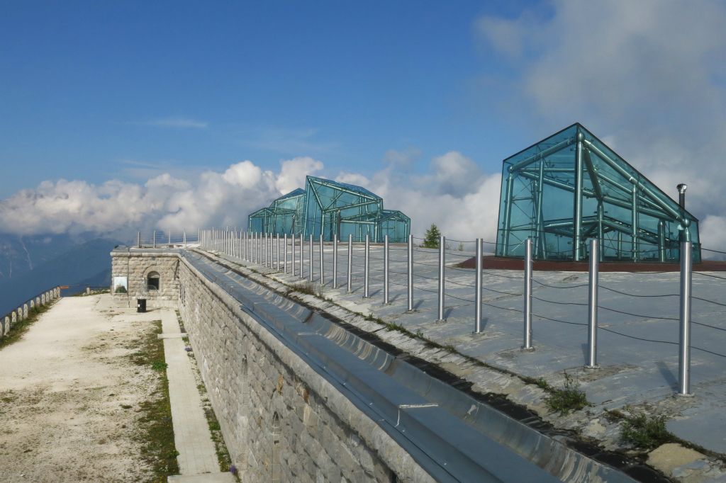 Verrières installées sur les anciennes tourelles d'artillerie