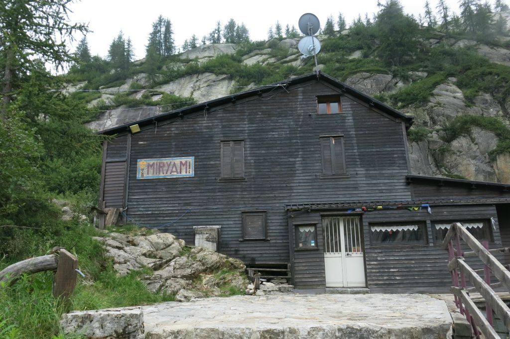 Retour en passant par le refuge Miryam qui n'est pas des plus accueillants