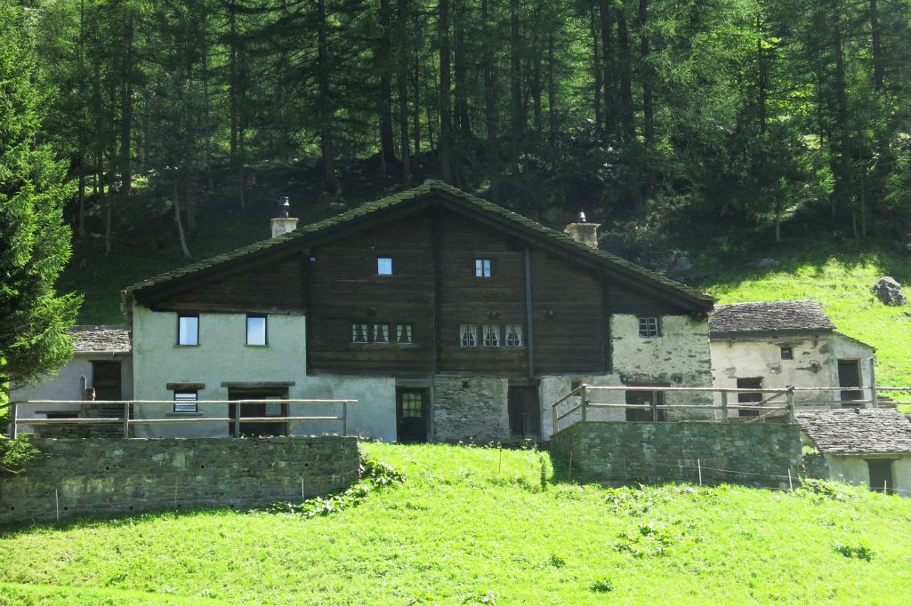 Maison aux dimensions impressionnantes  et composée de deux corps de bâtiment juxtaposés et symétriques 