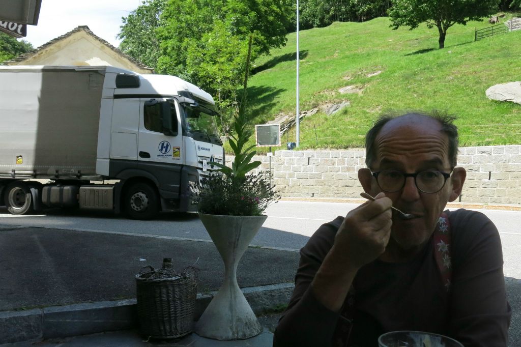 Gabi et son café bucolique, en attendant le car postal pour nous ramener à Gondo