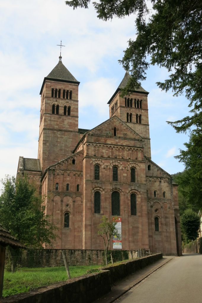 L'abbaye de Murbach à côté de Guebwiller ou plutôt les deux hautes tours, seules vestiges de l' immense abbaye