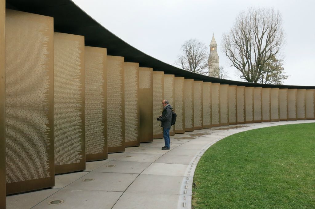 Ce mémorial, lieu très émouvant, rassemble le nom de 580 000 soldats tombés dans le Nord-Pas-de-Calais entre 1914 et 1918