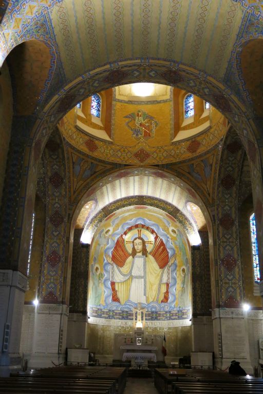 L'intérieur de la basilique de style néo-byzantin