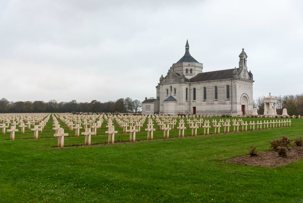 La Nécropole de Lorette, le plus grand cimetière militaire français avec 42000 tombes de soldats 