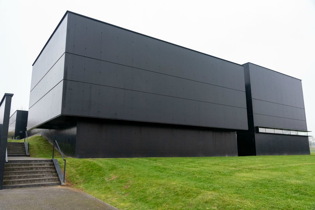 Le centre d'histoire,  fait de cubes noirs de béton, tel un blockhaus, est implanté au pied de la colline de Lorette depuis 2015