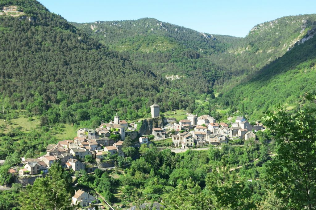 Départ de la rando à Peyreleau, au NO de St-Jean