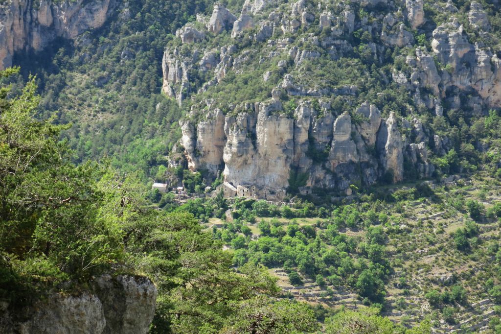 Depuis le Causse Méjean, vue sur les Gorges du Tarn et le village troglodytique de St-Marcellin