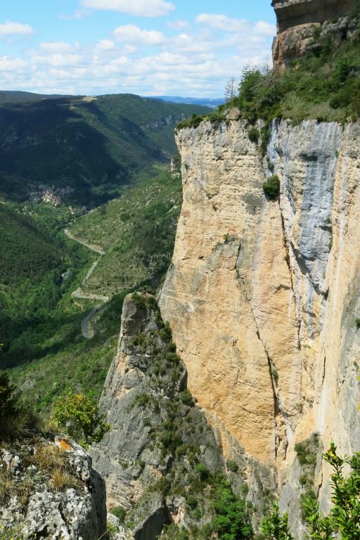 Sur la plateforme du rocher en avant plan, on peut voir des grimpeurs qui pique-niquent !