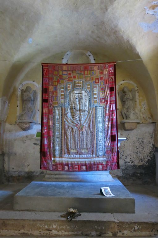 Dans la petite église de St-Martin du Larzac