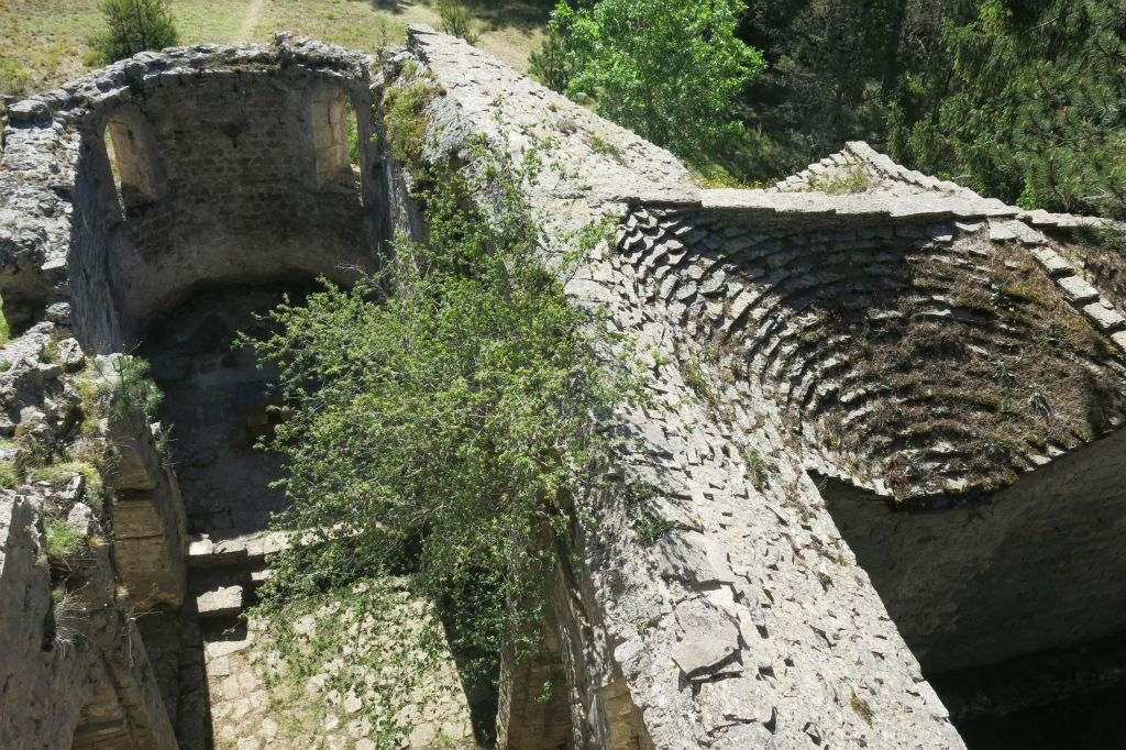 Vue depuis le clocher. L'assemblage des pierres constituant la toiture est particulèrement impressionnant