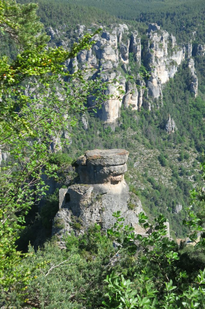 Première vue sur les ruines de l'Ermitage St Michel dans le Cirque de Madasse