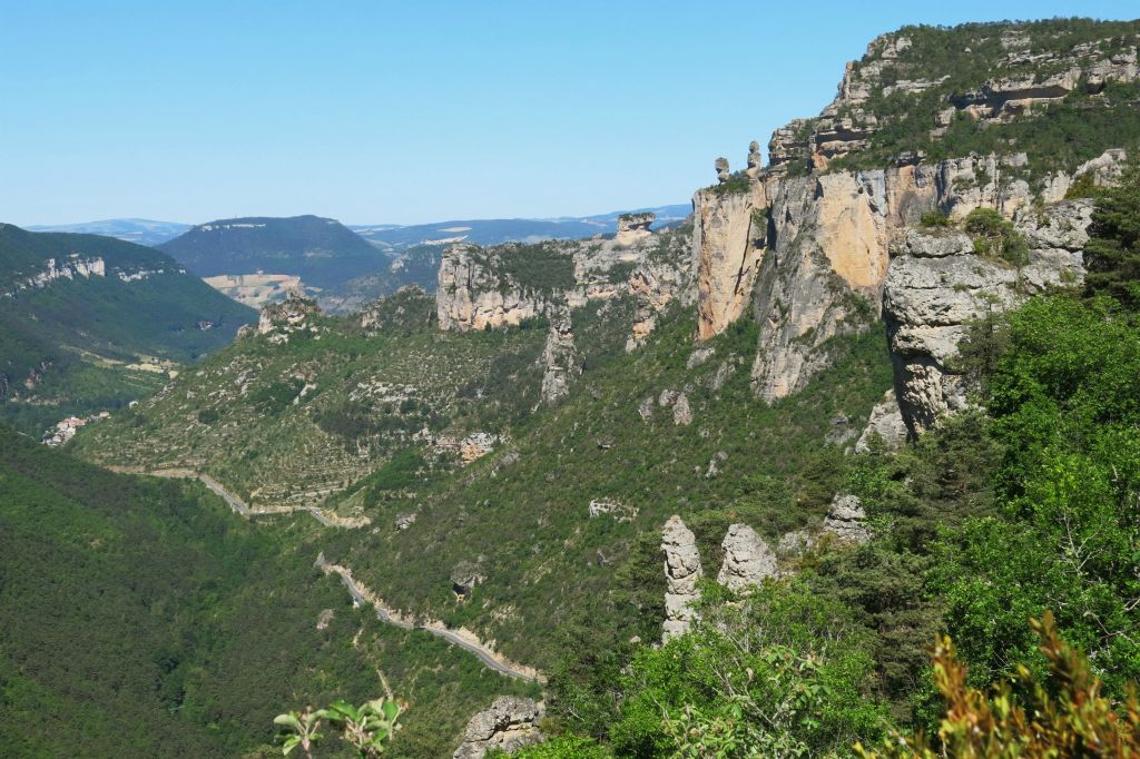 Depuis la corniche du Causse Noir, vue sur les Vases de Sèvres et de Chine dans les Gorges de la Jonte