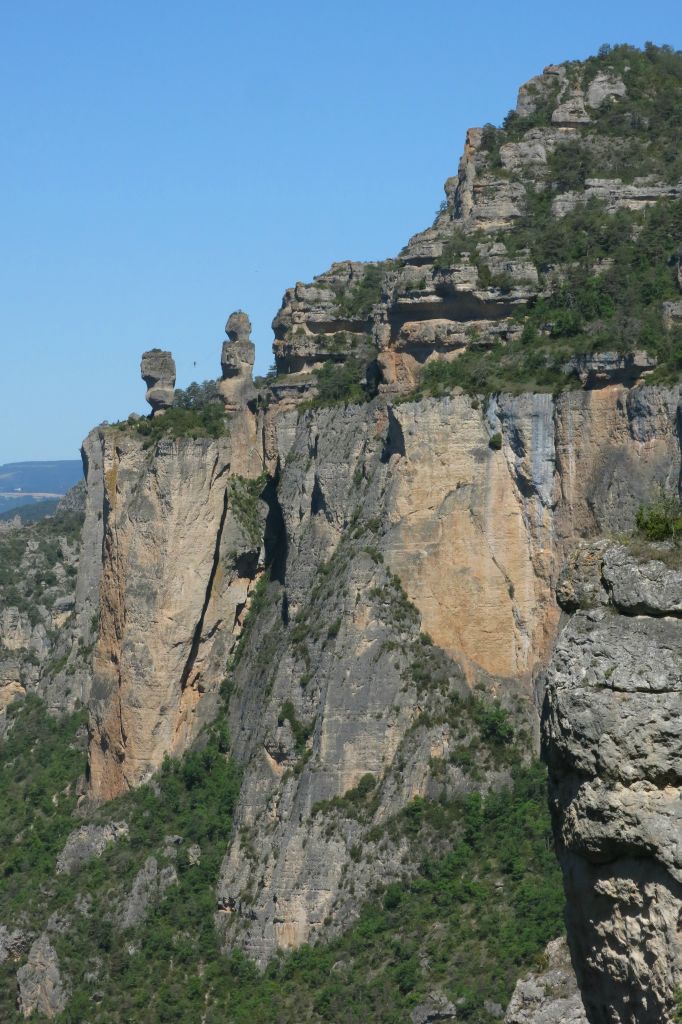 Entre les 2 vases, on peut  voir  une personne se déplacer sur une highline !!!