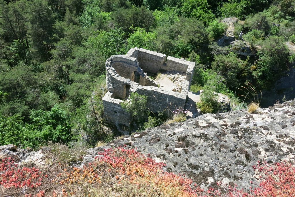 Vue plangeante sur la 2ème batisse en ruine de l'ermitage