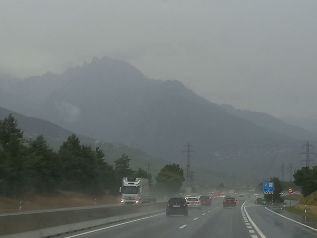 Fin juin, début des vacances. Forte pluie dans la vallée du Rhône