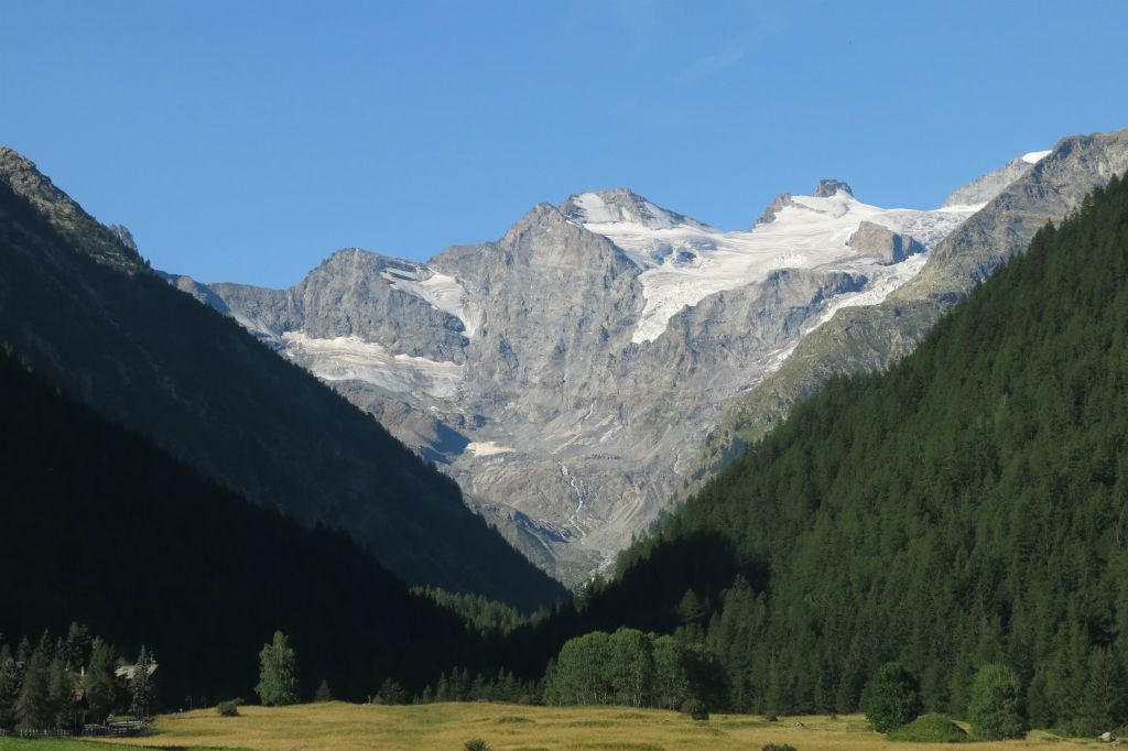 Départ à pied de Cogne pour une petite rando en boucle. Vue dégagée sur le Grand Paradis