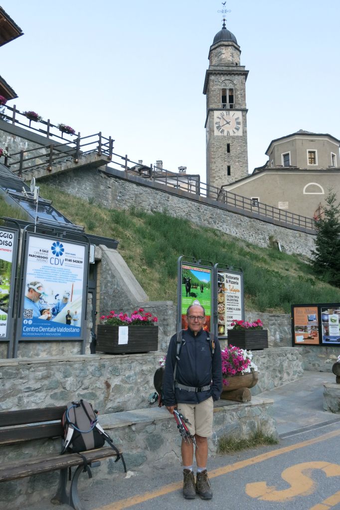 A l'extrémité du camping de Cogne, attente du  bus pour Valmontey 