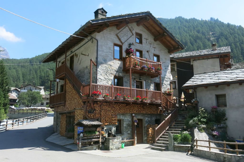 Au bout du Val d'Ayas, le village de St-Jacques d'où nous partons pour une rando vers le Lac Bleu