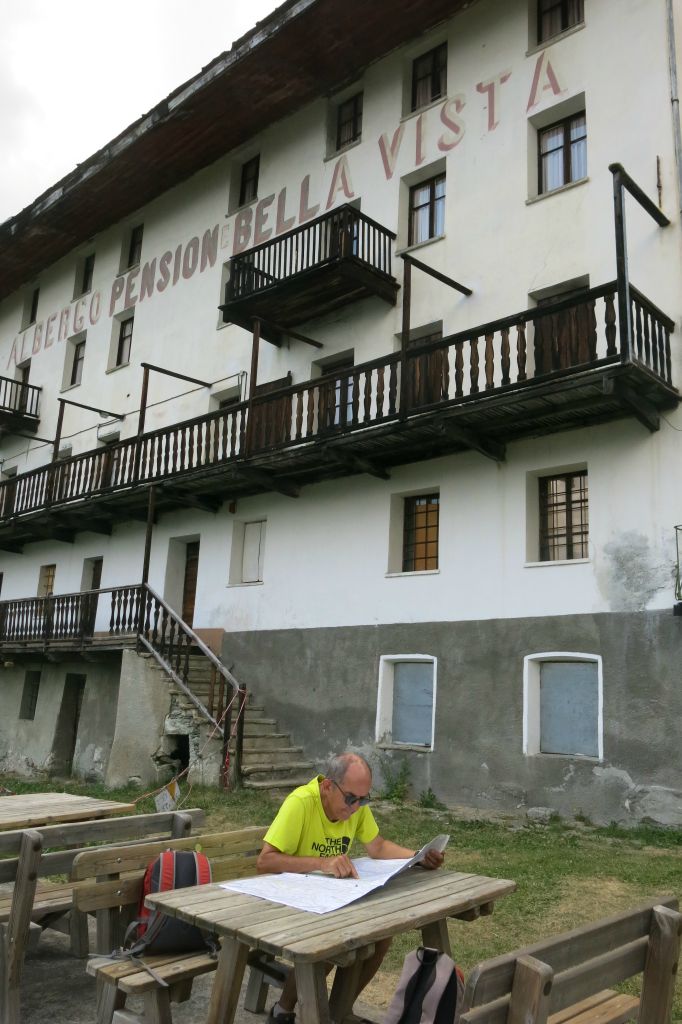 A côté de cette ancienne auberge désaffectée, il y a maintenent un petit refuge 