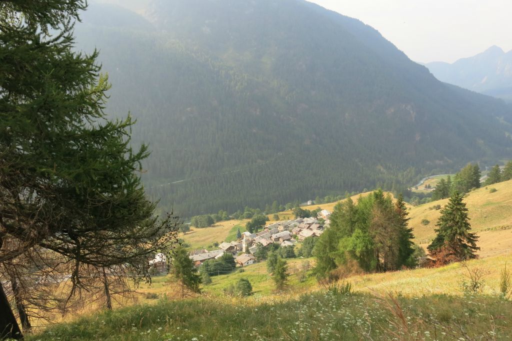 Montée au-dessus de Mandriou sur le sentier de l'itinéraire des fromages