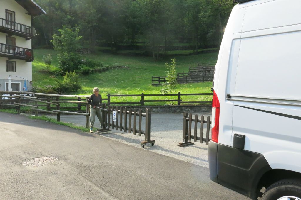 En partant du camping, on ferme le portail car la propio ne veut pas de client !