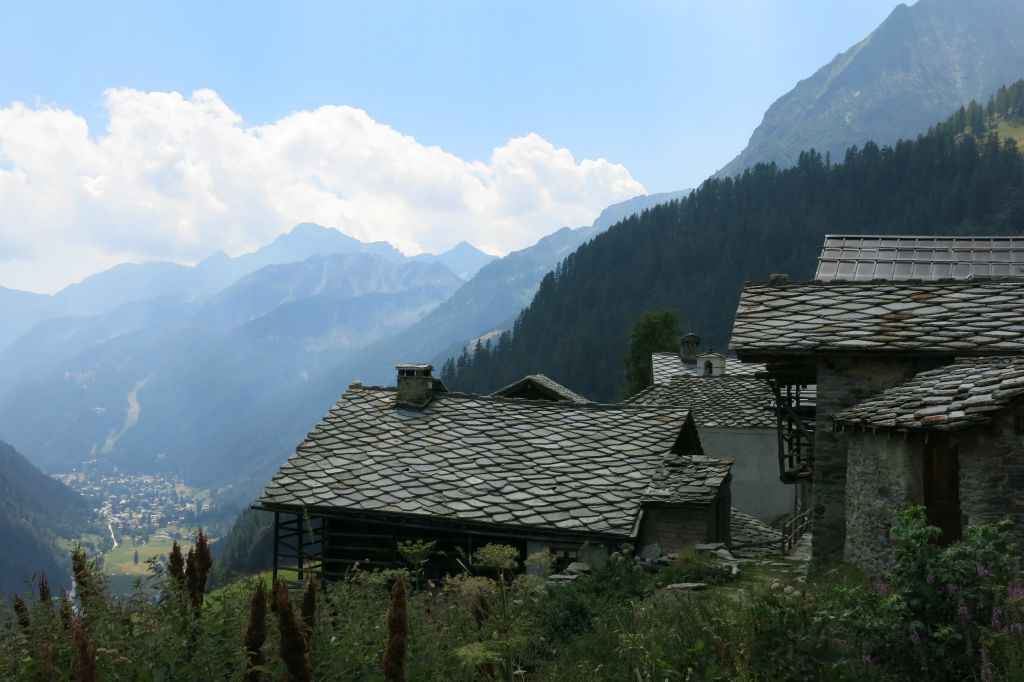 Depuis Alpenzu- Piccolo, vue sur Gressoney-la-Trinité dans la vallée