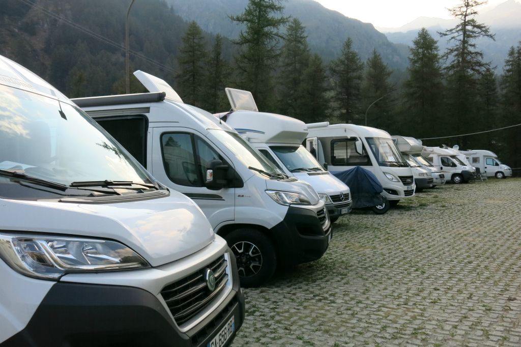 Au bout du Val Gressoney, à Staffal, dans l'aire pour camping car, bien alignés !