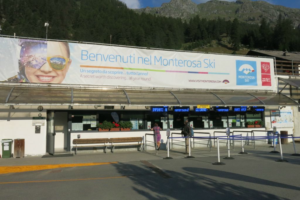 A la station Monterosa (1860m) à Staffal, nous partons pour une rando à l'approche du refuge Sella