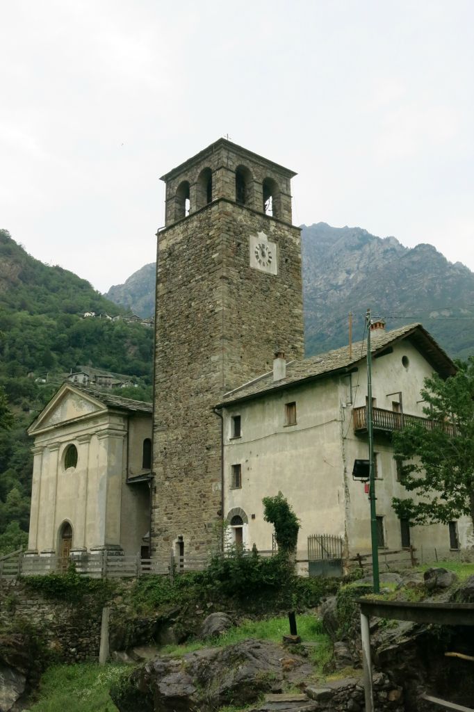 Perloz, petit village perdu et perché avant d'arriver à Pont-St-Martin