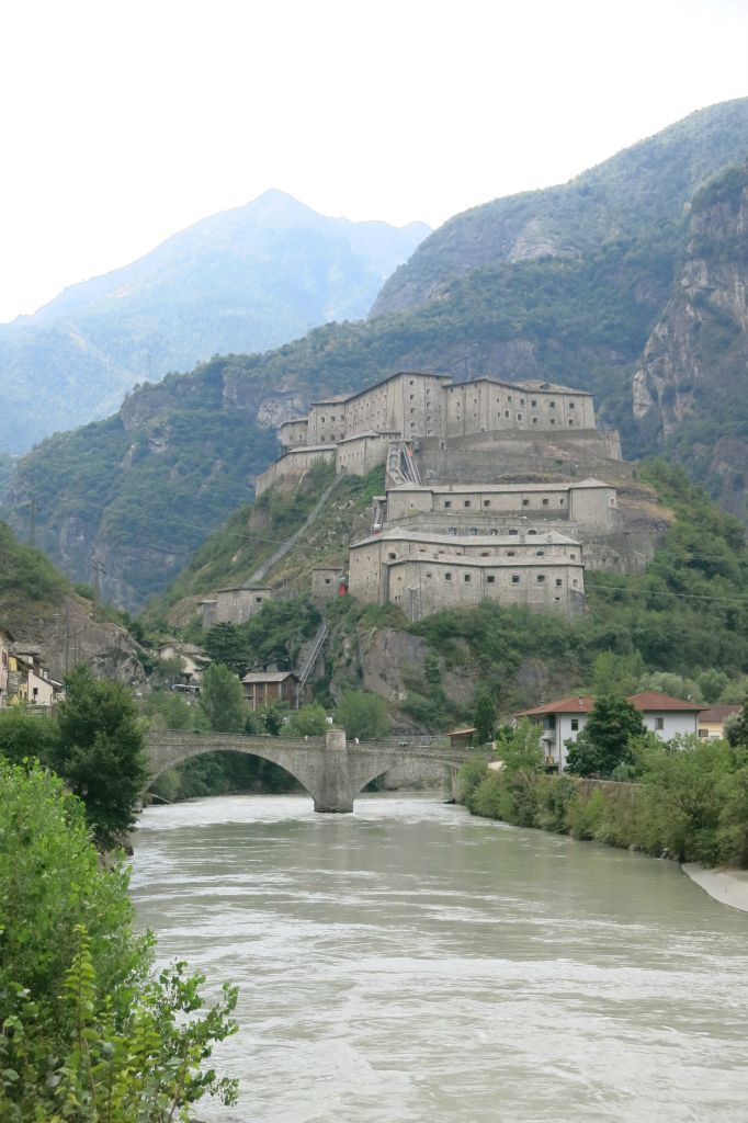 Le Fort de Bard, forteresse du 19ème siècle, à l'entrée du Val d'Aoste, au bord de la Doire Baltée