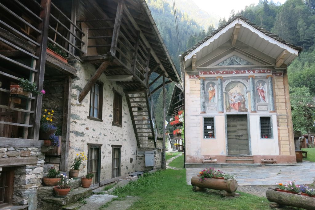 Nous allons faire une rando reliant de nombreux hameaux . Ici chapelle à la sortie d'Alagna Valsesia