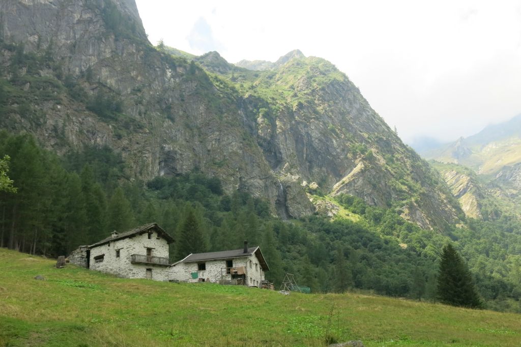 Après avoir traversé le torrent Otro, nous atteignons Farinetti, puis retour à Alagna Valsesia