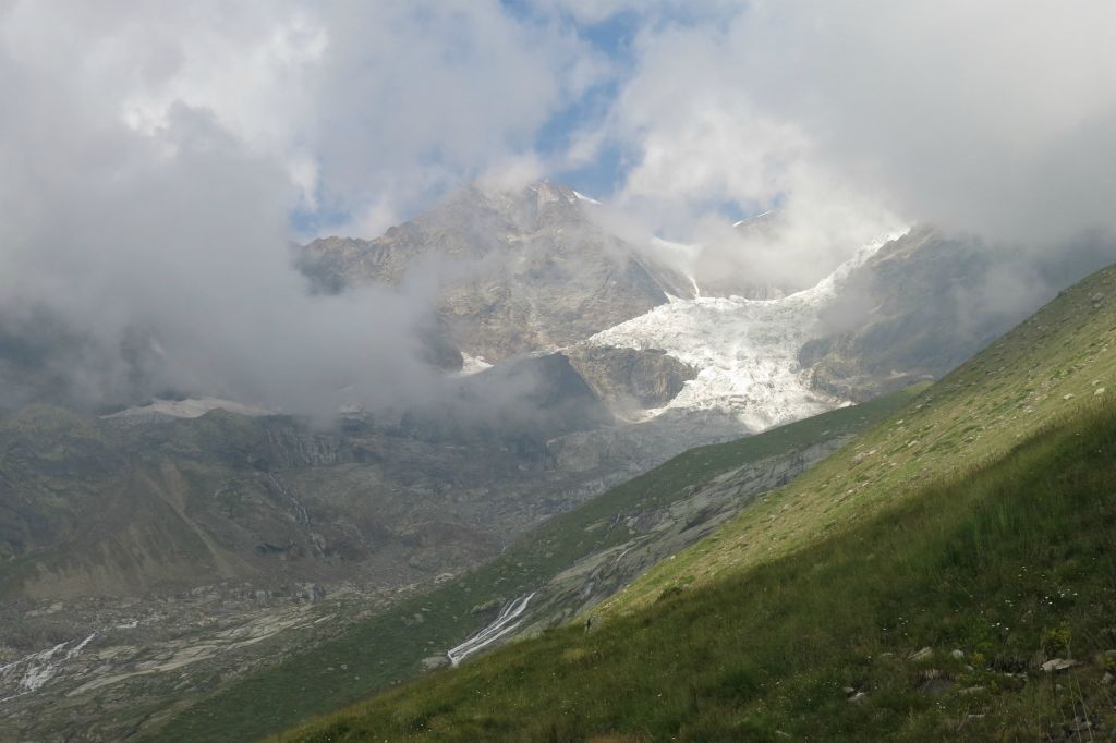 Les sommets du Mont Rose restent une nouvelle fois dans les nuages