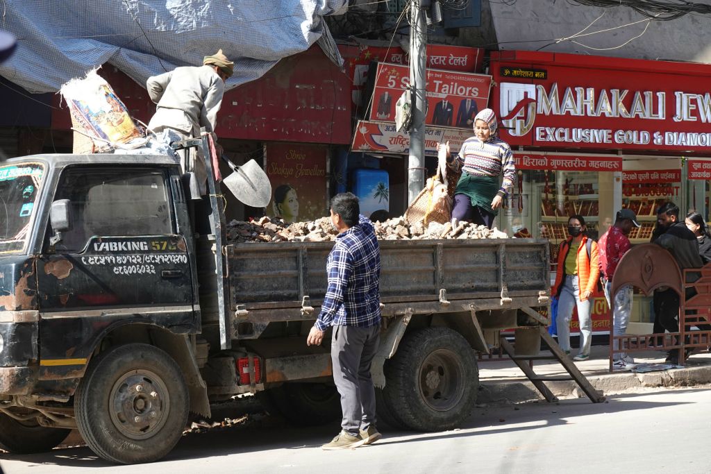 Le doko est toujours présent, là où il y a des travaux et du portage