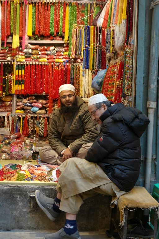 Les musulmans de Kathmandu fabriquent des colliers pour les cérémonies de mariage