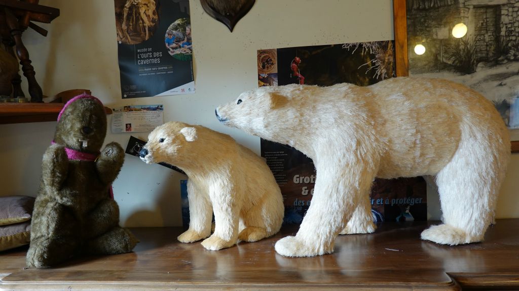 Nous sommes tout à côté de la grotte de la "Balme à Collomb" où fut trouvé un gisement d'ossements d'ours