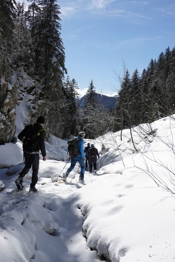 Bien enneigé, mais bientôt, il faudra quitter les raquettes pour la descente par un chemin escarpé