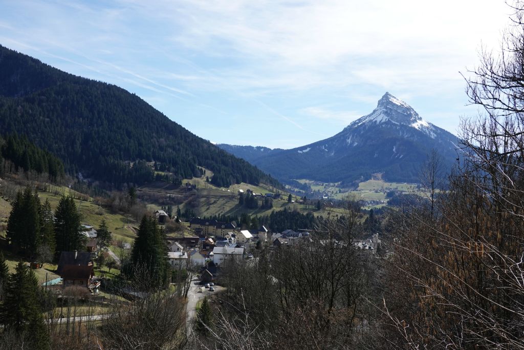 St-Pierre de Chartreuse et le sommet de Chamechaude : Le Cervin de la région