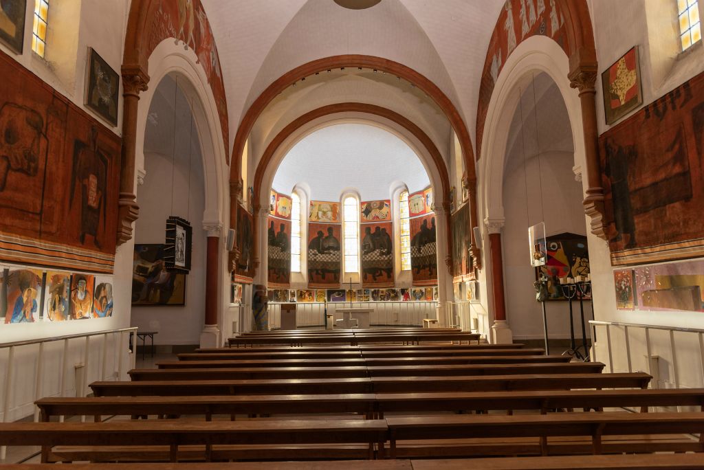 Dans l'église-musée, peintures d'Arcabas