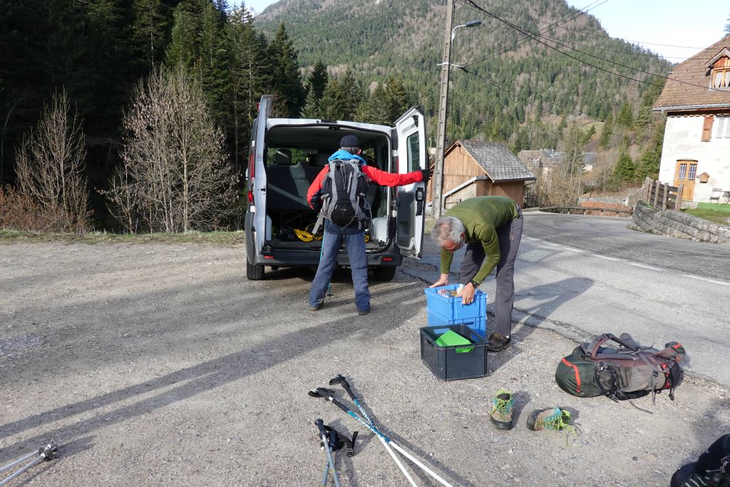 Chargement du minibus avant de partir pour une autre journée sans neige : étape "patrimoine" !
	