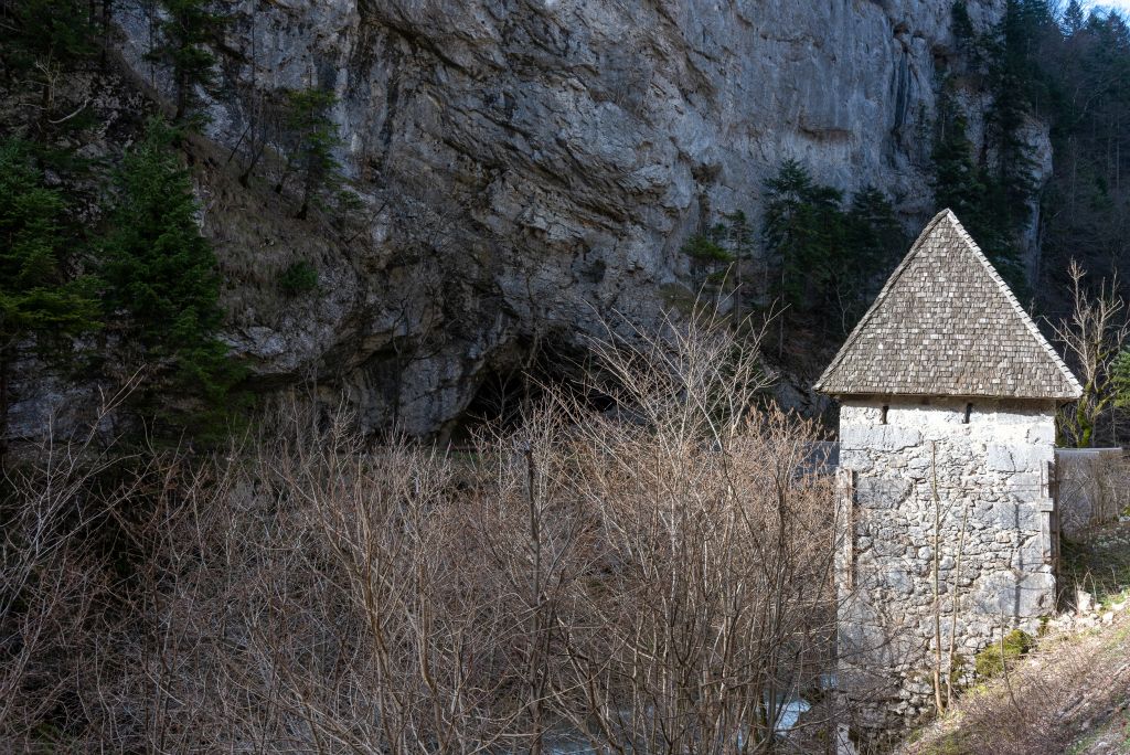 Porte de l'Enclos ( juste à côté du pont) qui marque l'entrée du domaine des Chartreux