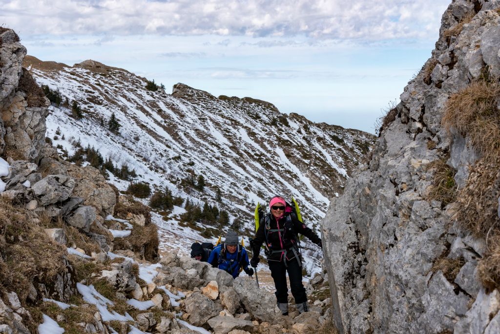 A la recherche de la neige pour redescendre, passage par une petite brèche 