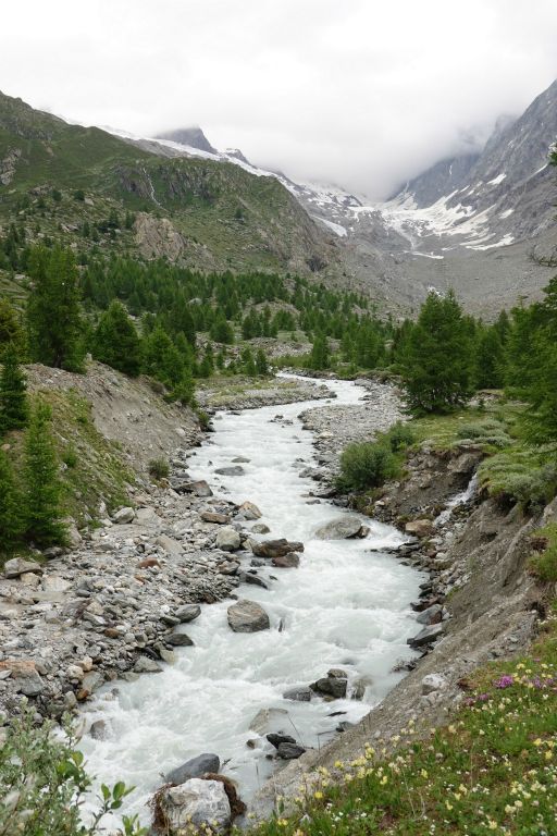 On remonte la vallée de la Lonza