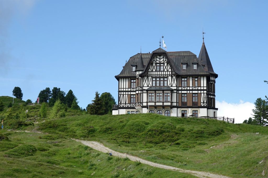 Petit détour par la maison Cassel : ancienne résidence du banquier anglais Cassel, absolument pas de type suisse !