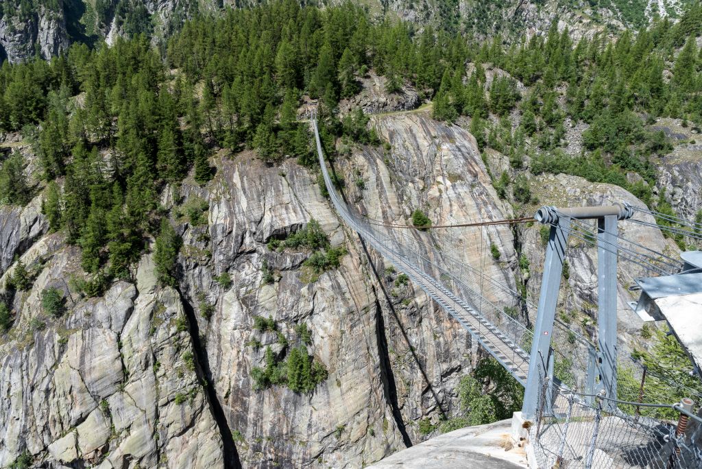 Pont Aspi Titteur de 160m de long enjambant la vallée de Wysswasser