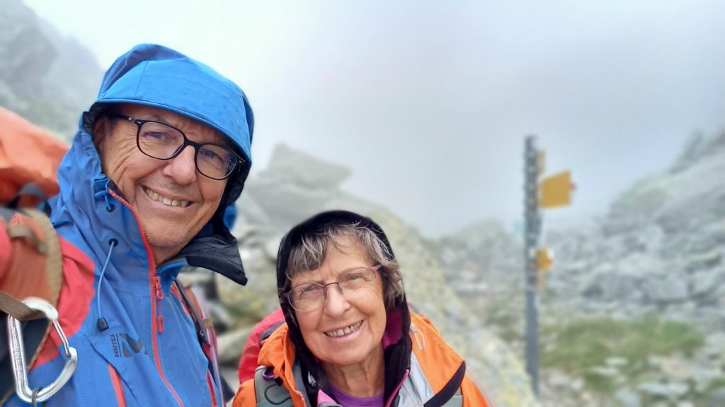 Arrivée à la brèche Albrunpass à 2409 m ( frontière Italie - Suisse )