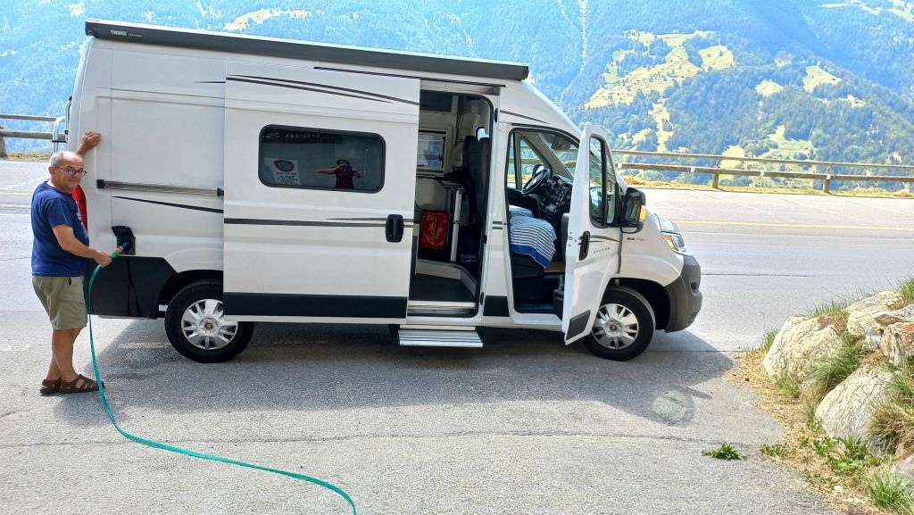 Avant de partir, plein d'eau pour le camp avant le départ