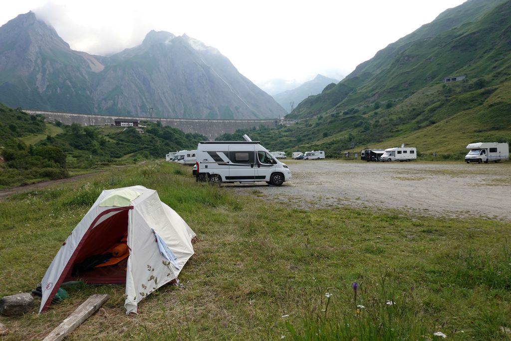 En fait c'est une aire pour camping car !